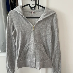 Juicy Couture Kofta - Ljusgrå kofta från juicy couture. Urtvättad men annars fint skick💕