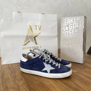 Golden goose skor - Säljer dessa sjukt snygga golden goose skor i storlek 44! Otroligt bra condition (9/10). Box och shopping bag finns. Nypris: ~6000 mitt pris: 3200