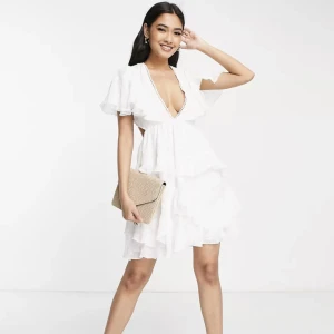 Studentklänning - Säljer denna superfina vita klänning med volanger då den inte passar mig, perfekt till studenten till exempel! Strl 36 men är justerbar i ryggen, nypris 570kr