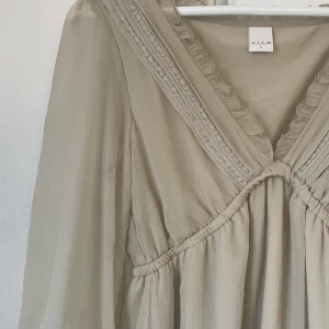 Vila klänning  - Såå fin klänning ifrån Vila, riktig sommardröm! Nästintill som ny, få tecken på användning. Tvättas innan jag postar💕