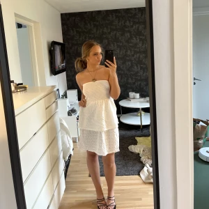 Vit volangklänning - Säljer min super fina bandeau klänning med spets! 🤍 passar perfekt till student eller likande!💙💛 