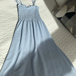 Sommarklänning  - Säljer denna jättefina blå sommarklänningen från hm. Den har justerband. Orginalpris var 150kr och använd endast två gånger.😘🫶🏼 