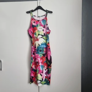 Klänning  - Oanvänd klänning köpte från Amsterdam med prislapp kvar. Stl M/L