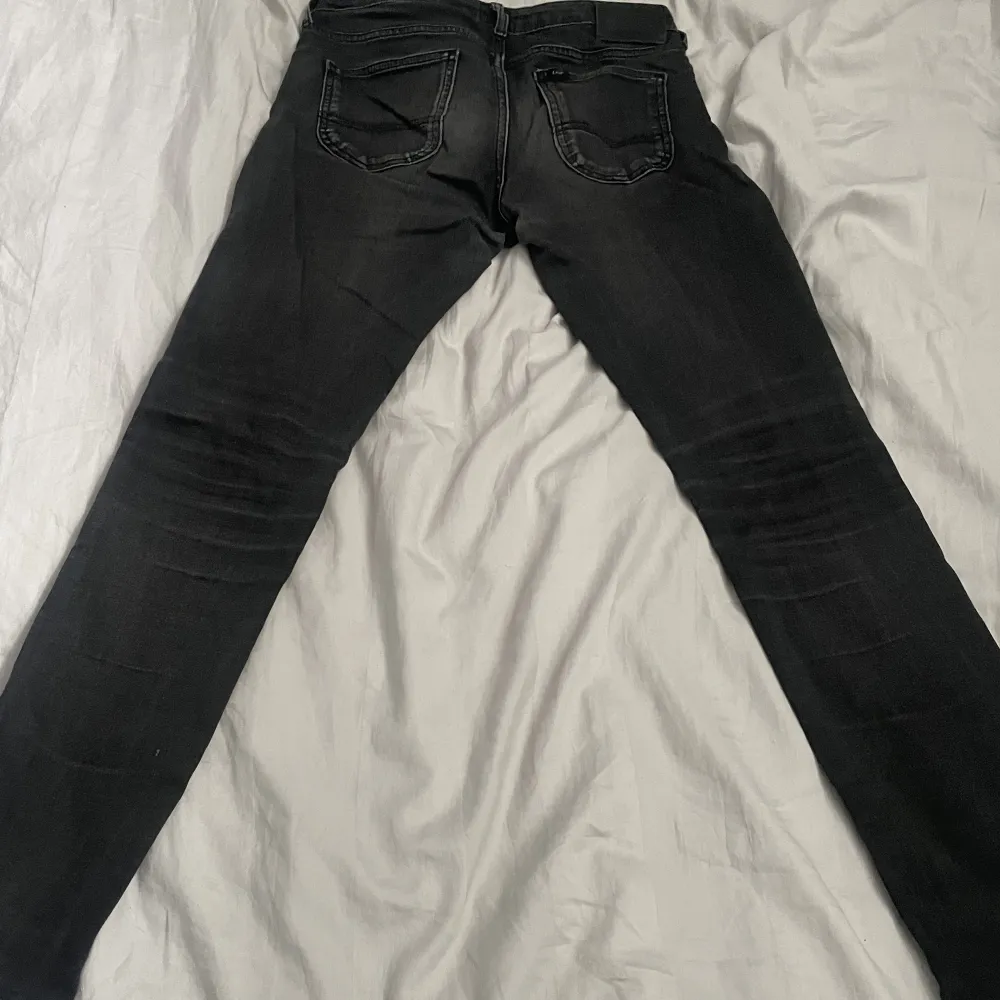Lee jeans svarta, lite slitna men relativt bra skick. Nypris ca 900. Jeans & Byxor.