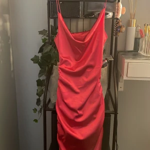 Fest klänning  - Hej köpte denna på plick men den passade ej den har inga skador elr liknande, ser lite röd ut på bilderna men den är rosa hör av dig vid funderingar pris kan diskuteras💞