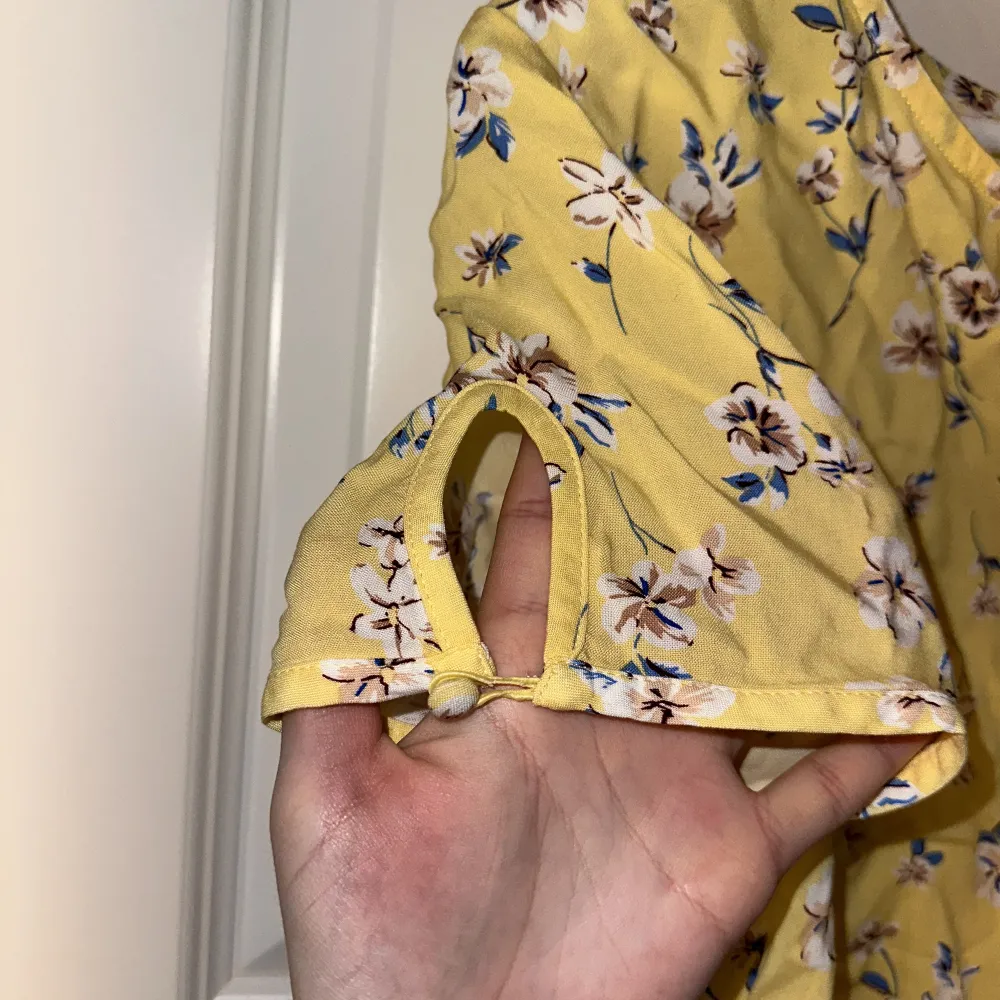 Somrig blus från H&M Divided. Storlek M men sitter mer som S. Märkte att ena resåret var lite uttöjt (se sista bilden). Men det är ingenting man tänker på. Endast använd en gång.. Puserot.