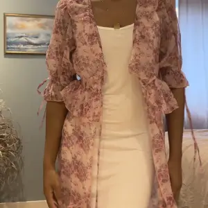 Jättesöt blommig rosa kimono i storlek S! Kan även användas som klänning. Aldrig använd! 