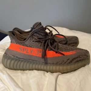 Yeezy 350  -  Storlek 40  nästan oanvända  super bra skick 9/10. 399kr😳🔥