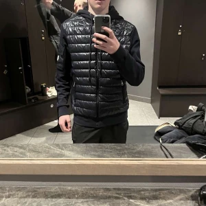 Moncler cardigan - Säljer min moncler cardigan i nyskick, (9/10) andvänd 5-10 gånger. Ganska sällsynt modell. Tags tillkommer bredvid. Storlek L. Nypris 8500. 