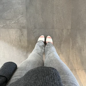 Klackar - Säljer mina vita klackar, dom är använda några gånger och har små missfärgningar inuti skon, dock ingenting som syns utanpå skon! (Frakt ingår ej) 