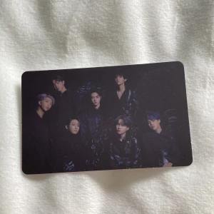 Photocard BTS - BTS photocard på hela gruppen från deras album Map of the soul 7. Så coolt kort med temat black swan🖤🦢