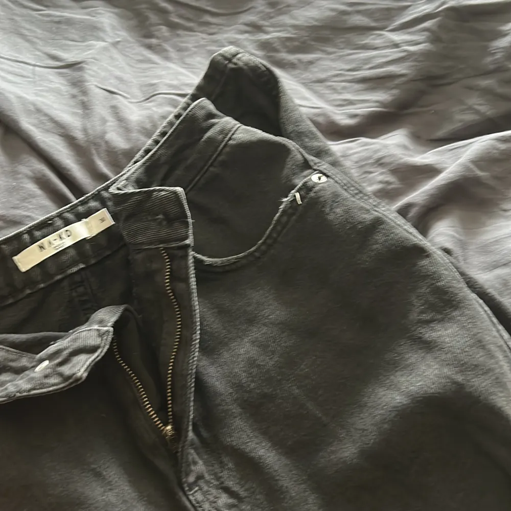 Svarta slitna jeans från nakd med slitningar på båda knäna. Snygga i bra skick och aldrig använda . Jeans & Byxor.