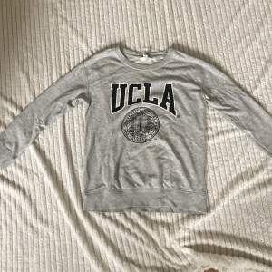 Basic tröja med texten ”UCLA” på. 