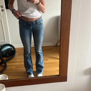 Lowrise jeans  - Säljer dessa låg midjade jeans från junkyard då de inte kommer till användning längre. Bara använd någon enstaka gång så dom är i nyskick. Nypris: 599 kr. Säljer dessa för 200 kr + 60 kr frakt.  