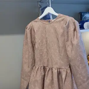 En superfin strukturerad blus i rosa med glitterdetaljer. Den är i bra skick och fungerar både till fest och till en lite mer uppklädd vardagsoutfit!💕På 3e bilden kan du se passformen! Nypris var 499, säljer den för 239!