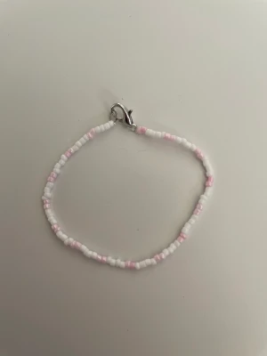 Egetgjort armband 💕 - Egetgjort armband 💕 20kr + frakt🫶🏻 Hör av er om bild önskas😊 