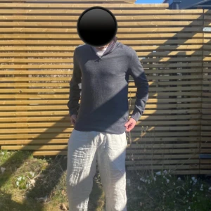 Oanvänd Zip tröja  - En otroligt fin zip tröja i färgen ljusgrå, den är köpt på brothers och heter Riley Sinclair zip tröja. Den är oanvänd bara testad vid fotograferingen🙌🏾 köpt för 999kr säljer för 799kr