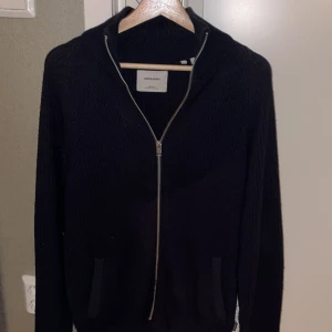 Hel zip - En schysst hel zip från Jack & Jones. Använd 2-3 gånger då jag tröttnade på den. Stor i storleken och sitter snarare som en M. Priset är inte hugget i en sten