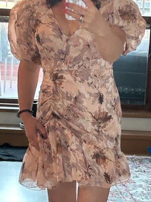 Cocktail klänning  - En oanvänd, fin, blommig klänning i storlek 36 från Missguided. Passar bra till vår, sommar och höst både som vardags och festklänning. 