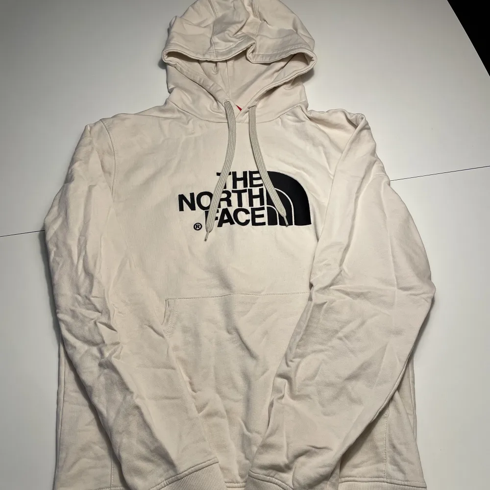 Säljer min north face hoodie då jag inte använder den längre . Hoodies.
