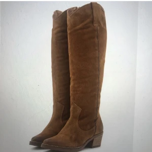 Bruna mockastövlar Mtng - Otroligt snygga bikerboots i mocka från Mtng, som passar perfekt nu till våren och sommaren😍Helt oanvända, säljer pga. de var för små för mig. Ord. pris 1095kr 😇hör av er vid frågor (lånade bilder)
