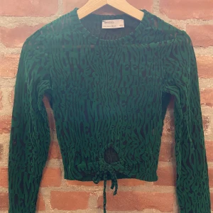 Tröja  - Snygg tröja i bra skick. Relativt genomskinlig. 