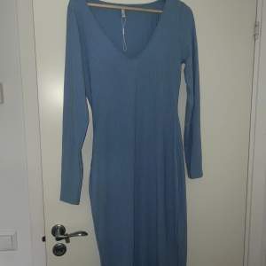Säljer denna blå klänningen från Nelly använd fåtal gånger🩵skriv privat för fler bilder!