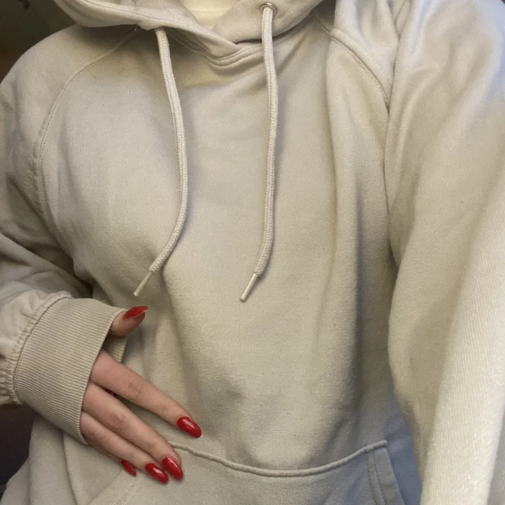 En beigeaktig hoodie i storlek XS, den är overzised, från h&m. Köparen står för frakten, ca 60kr💓Är alltid villig att diskutera pris☺️. Hoodies.