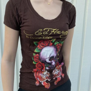 Ed Hardy T-Shirt - Cool T-Shirt från Ed Hardy med så snygg passform! Storlek S/M