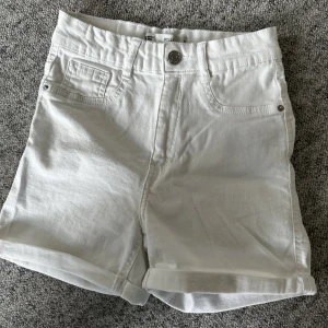 Jeansshorts - Shorts från Gina Tricot. Molly serien, superstretchiga💓 Storlek S Aldrig använda ✨Köparen står för frakt✨ 