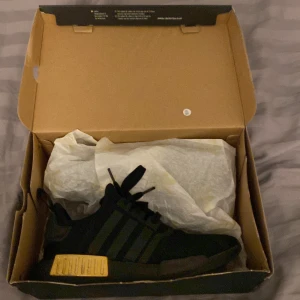 Nmd  -  Äkta Nmd storlek  40 2/3  Svart och guldig  