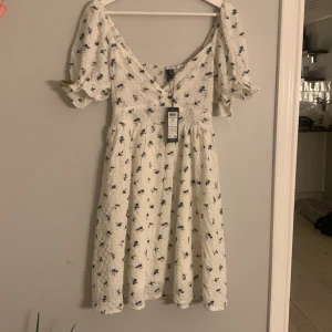 Klänning  - Helt ny klänning från Veromoda i storlek xs. Säljer då jag glömde skicka tillbaka. Super fin klänning i skönt material.