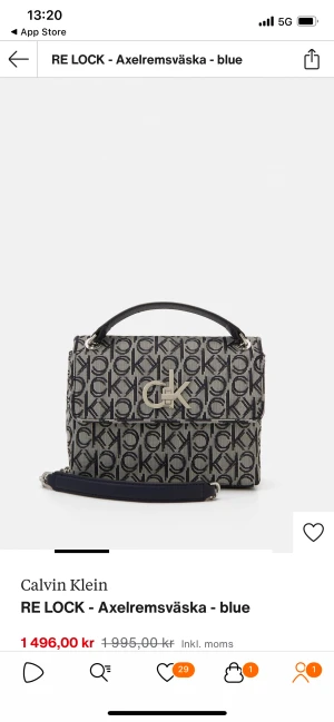 Calvin Klein Väska - Skitsnygg calvin klein väska. Kvaliten är 9.5/10. Finns två små fläckar på undersidan, syns knappt, se sista bilden. Skriv privat för fler bilder! Nypris: 1500kr🫶🏼🫶🏼