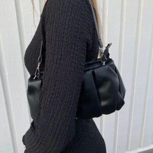 Svart väska - Svart väska med liten innerficka