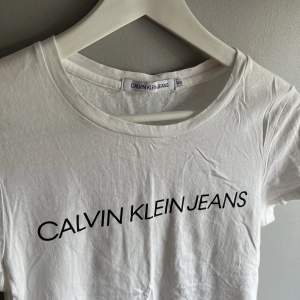 Calvin Klein t-shirt i storlek xs, aldrig använd 🤍