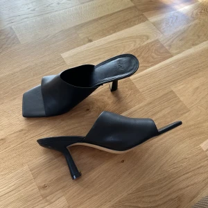 Svarta klackskor - Svarta mules i storlek 38. Aldrig använda, från H&M. 