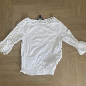 Säljer denna superfina tröja från Ralph Lauren perfekt till sommaren, tyvärr för liten för mig