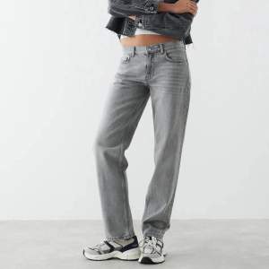 Hej! Säljer dessa low Waits jeans från Gina Tricot då de inte kommer till användning. Endast använda 2 gånger. Nypris 499kr