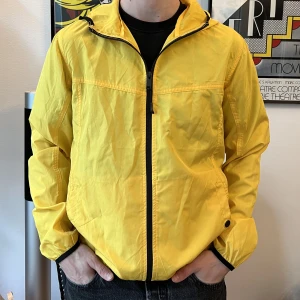 Vindjacka - Gul vindjacka i fint skick, stl S  Inköpt från asos 