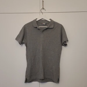 Pikétröja grå - En grå pikétröja som aldrig blivit använd.