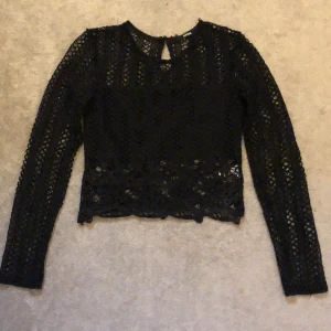 Topp - Jättesöt topp ifrån bikbok! Perfekt nu till sommaren💓säljer pågrund av att den är för liten för mig🌸inga skador eller liknade ser ny ut 