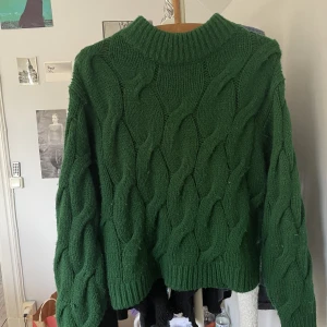 Grön stickad tröja  - Köpt för ett tag sen på hm men inte använt på länge. Möjligtvis att tröjan är lite nopprig men inget man tänker på. Tröjan är i storlek xs men jag skulle säga att den sitter som en S. 