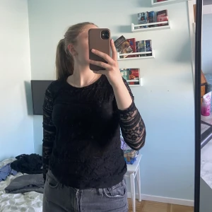 Svart festtopp  - Jätteskön och snygg festtopp, Säljer då den tyvärr inte kommer till användning. Endast använd en-två gånger 