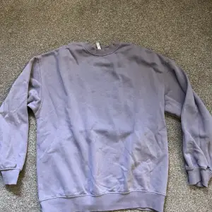 Lila sweatshirt från H&M, storlek xs, köpt för tre år sen men fint skick:)
