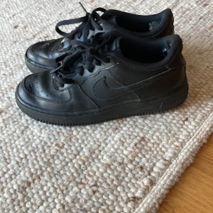 Svarta airforces - Skor med väldigt dålig kondition, sulan håller på att låssna men jag vill bara fånige pengar för dem