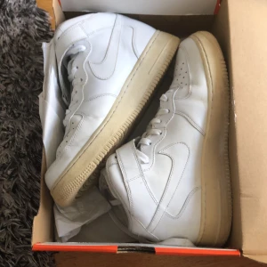 Nike air force 1  - Nike air force 1, storlek 42,5.  Legat i låda ett par år så behöver rengöras då de är lite smutsiga samt gulnad på sula (får man nog bort med skosudd).  500kr eller bud är välkommet.  Finns att hämta i Växjö eller skickas mot att köpare betalar frakt. 