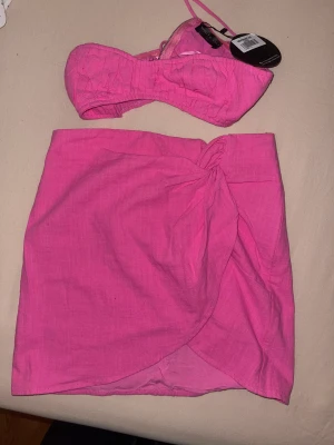 Helt oanvänt rosa set  - Ett helt oanvänt rosa as snyggt set som tyvärr är för litet för mig. Andra bilderna är från hemsidan och lite suddiga för kunde inte få tag på bättre. Men fler bilder kan skickas privat om det skulle önskas💘(topp S) (kjol M)