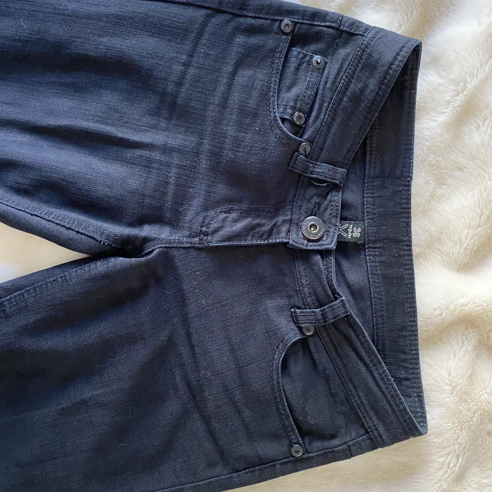 Säljer mina söta lågmidjade jeans som är lite vida längst ner. Dom är precis lagom längd för mig som är 168! Säljer pågrund av att jag inte har användning för dom. Pris kan diskuteras💕. Jeans & Byxor.
