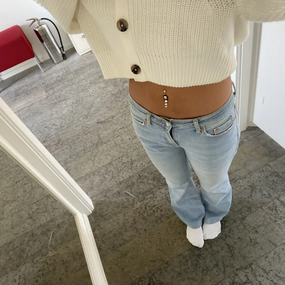 Söljer ett bar lowwaist jeans ifråk ginatricot. Storlek 34. Bra skick❤️. Jeans & Byxor.