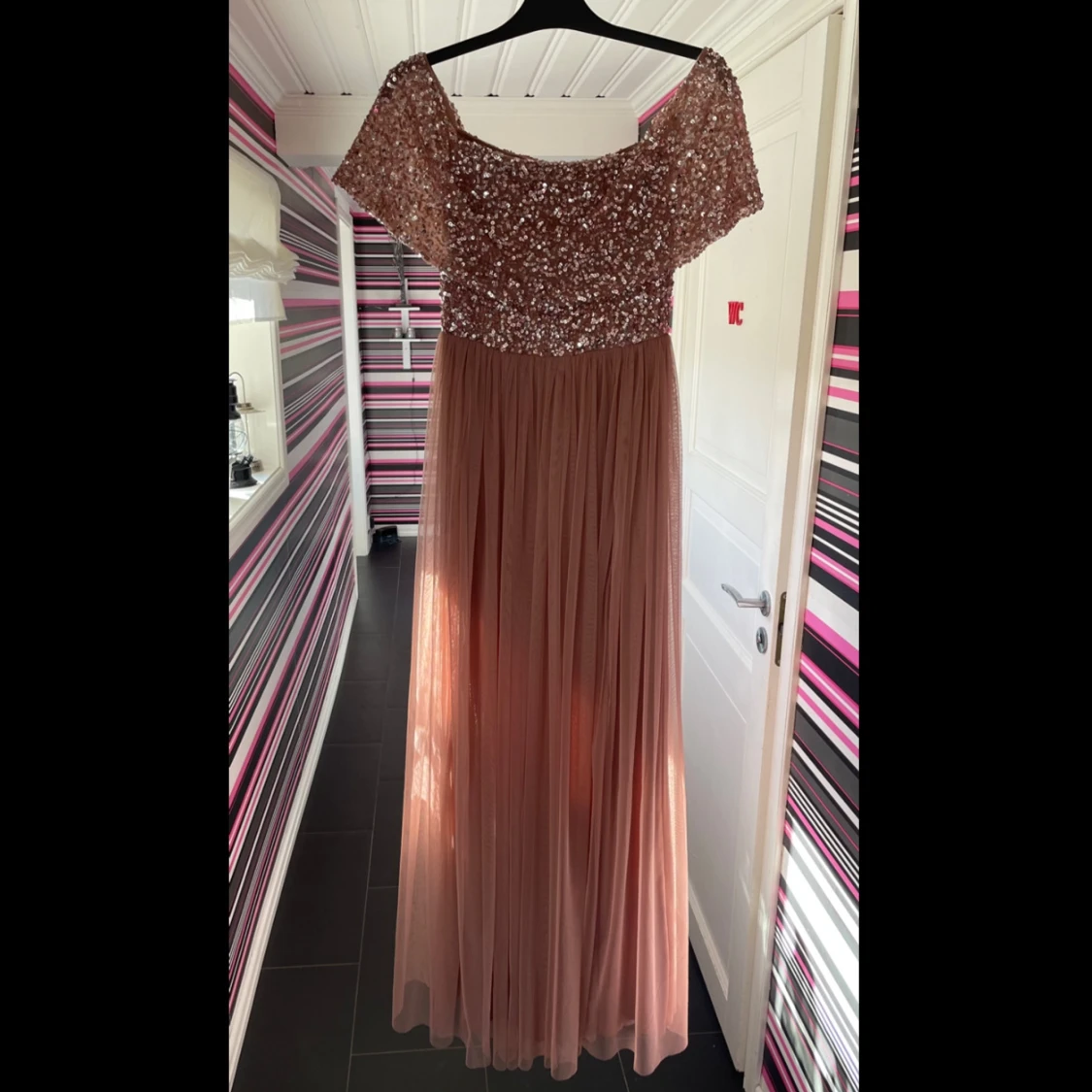 Kortärmad off sholder maxiklänning, modell med dragkedja i rygg & paljetter på ovandel. - 91